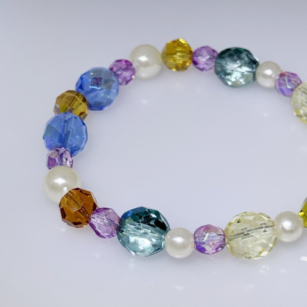 Multi colored beaded bracelet, cute, colorful, plastic and glass beads, 7" - Picture 5 of 6
